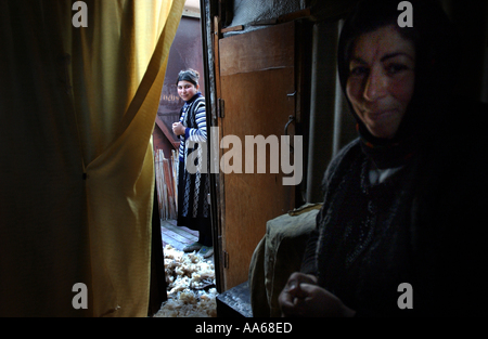 Imishli Distric Azerbaigian 12 Gennaio 2003 La famiglia di Mehman Hussain Ov insieme con settanta anni Muradova Bagdagul chi Foto Stock