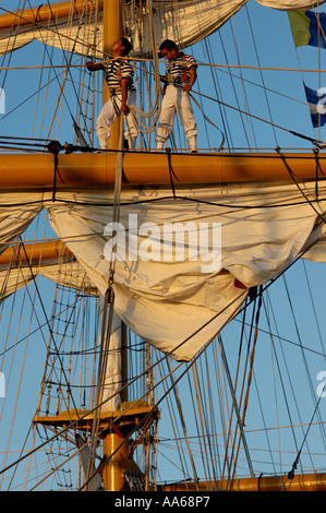 I marinai alle manovre della marina militare messicano formazione Cuauhtemoc nave al porto di San Diego California USA Foto Stock