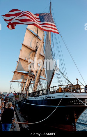 I turisti vista la bandiera americana sorvolano la stella di India nave a vela presso il Museo Marittimo di San Diego California USA Foto Stock
