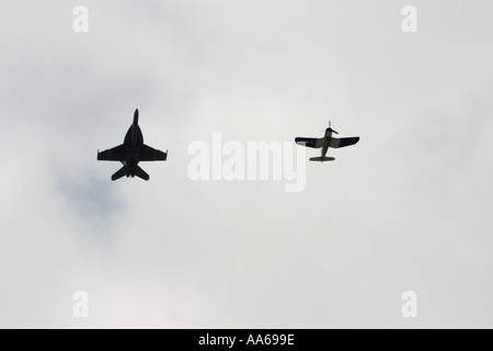 Marina degli Stati Uniti F A 18E Super Hornet e F 4U Corsair in formazione volo Van Nuys California Aviation Expo 2003 Foto Stock