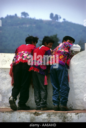 Tre ZINACANTAN MAYA RAGAZZI INDIANI IN SAN LORENZO ZINACANTAN CHIAPAS Foto Stock