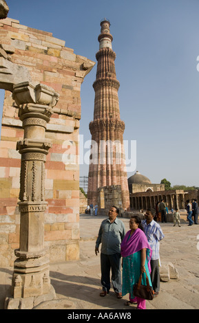 Rovine di India la prima moschea e la vittoria Torre Qutab Minar costruito dal 1199. Foto Stock