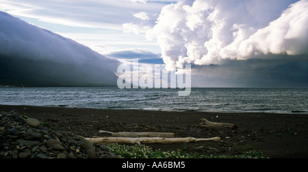 Cielo velato nuvole edificio su acqua, storm emergenti durante l'estate nel nord dell'Islanda Foto Stock
