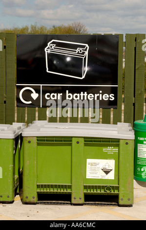 Contenitore per il riciclaggio delle batterie per auto in un centro di riciclaggio e smaltimento rifiuti a York. Foto Stock