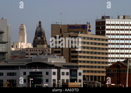 Leeds skyline dalla strada di Dewsbury Torri di Leeds Ostra Hall e Università chiaramente visibile Foto Stock