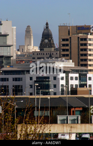 Leeds skyline dalla strada di Dewsbury Torri di Leeds Ostra Hall e Università chiaramente visibile Foto Stock