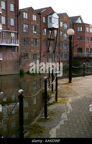 Fiume Aire passando riverside apartments at Victoria Quays centro di Leeds Foto Stock