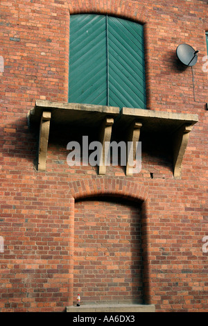 Riverside Appartamenti a Victoria Quays centro di Leeds dettaglio del vecchio mulino di accedere con satellite dish adiacente Foto Stock