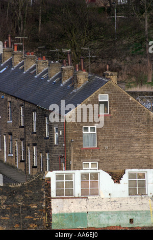 Tipiche terrazze del nord sulla collina in Bingley Foto Stock