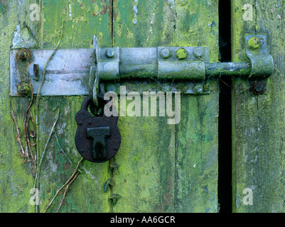 Lucchetto arrugginito in un vecchio capannone porta in un angolo della feld di Somerset Foto Stock