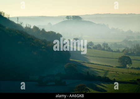 Autunno foschia sopra la scarpata Cotswold e Downham Hill visto dalla collina Frocester, Gloucestershire Foto Stock