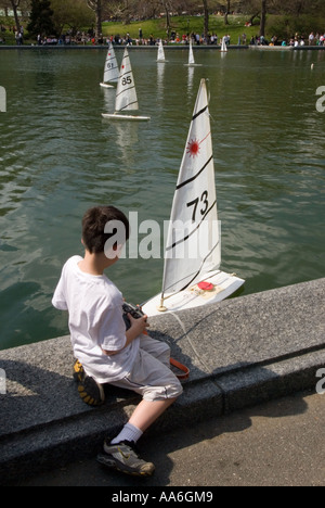 Ragazzo con barche a vela da corsa a Central Park Boat Pond, Aprile 2006 Foto Stock