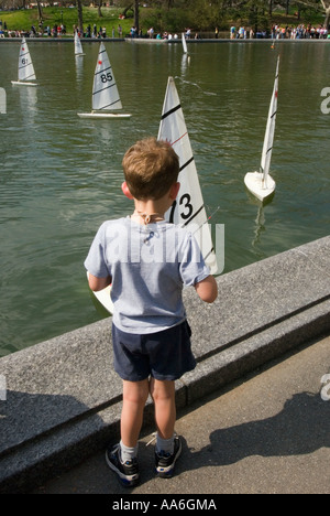 Ragazzo con barche a vela da corsa a Central Park Boat Pond, Aprile 2006 Foto Stock