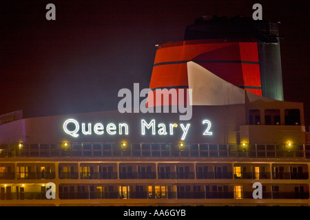 La Queen Mary 2 di notte segno particolare Foto Stock