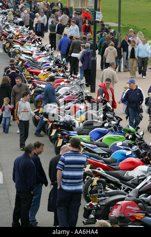 Lunga fila di centinaia di Colorati luminosamente moto parcheggiata sul lungomare di Viareggio a un festival di bikers Devon England Foto Stock