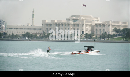 La Shortboard World Cup contest di prendere posto sulla Corniche di fronte all'emiro s palace, Doha Foto Stock