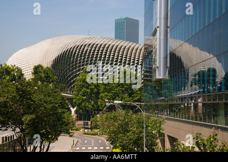 I teatri sulla baia e la Sala Concerti Centro per "performing arts' riflessa nella finestra di 'Marina piazza" centro città di Singapore Foto Stock