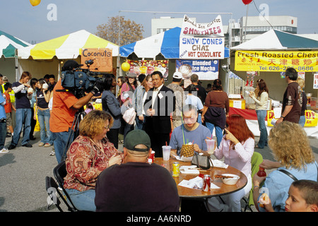 Prendendo una pausa per il pranzo presso il ristorante Cinese di nuovi anni festeggiamenti in Los Angeles Chinatown Foto Stock