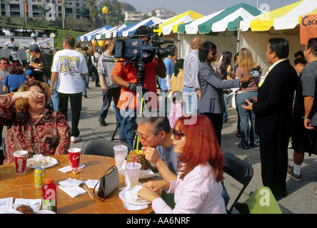 Prendendo una pausa per il pranzo presso il ristorante Cinese di nuovi anni festeggiamenti in Los Angeles Chinatown Foto Stock