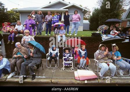 Stati Uniti Maryland Parade watchers a rainy Garrett County Autunno Gloria Festival di Oakland Foto Stock