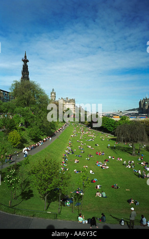 Molti gruppi di persone che godono il tempo in estate nei giardini di Princes Street Edinburgh Scozia Scotland Foto Stock