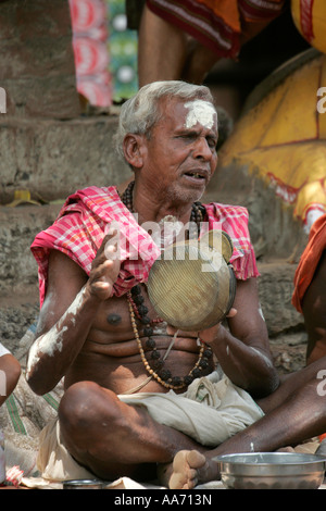 Sadhu presso il tempio Lingaraj, Bhubaneswar, Orissa, India Foto Stock