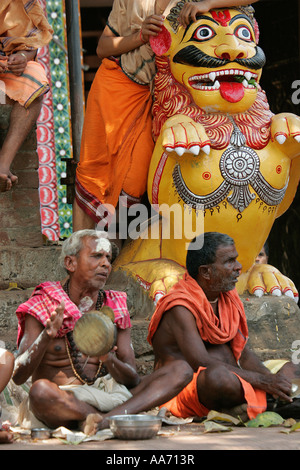 Sadhus presso il tempio Lingaraj, Bhubaneswar, Orissa, India Foto Stock