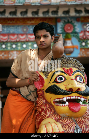 Sadhu presso il tempio Lingaraj, Bhubaneswar, Orissa, India Foto Stock