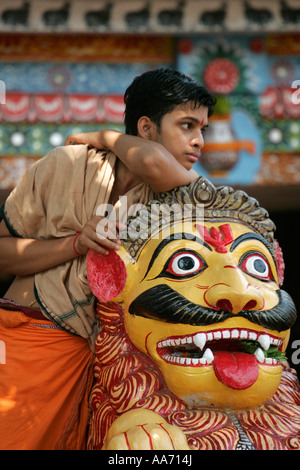 Sadhu presso il tempio Lingaraj, Bhubaneswar, Orissa, India Foto Stock