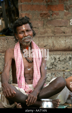 Sadhu presso il tempio Lingaraj, Bhubaneswar, Orissa, India Foto Stock