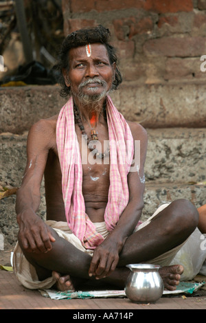 Sadhu presso il tempio Lingaraj, Bhubaneswar, Orissa, India Foto Stock