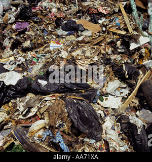 Unrecycled misti rifiuti domestici compresi in plastica nera bin sacchi in una discarica di rifiuti punta Foto Stock
