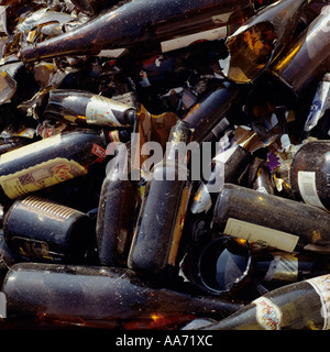 Collezione di bottiglie di colore marrone in attesa dei mezzi di trasporto prima del riciclo Foto Stock