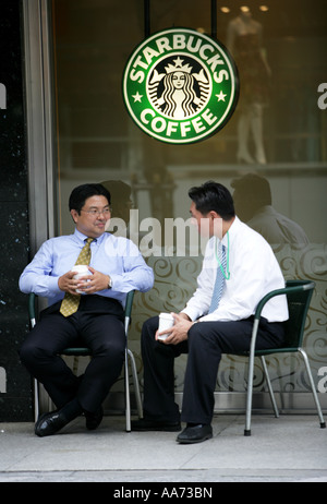 JPN Giappone Tokyo Starbucks Cafe in Shinjuku Foto Stock
