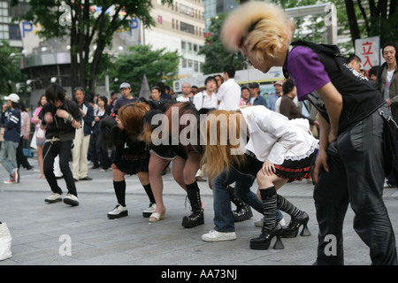 JPN Giappone Tokyo quartiere di Shinjuku adolescente dancing e sbattendo la testa di musica punk Foto Stock