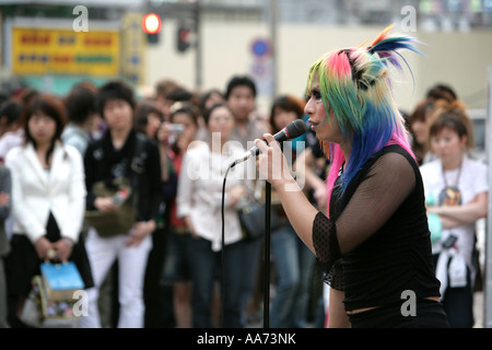 JPN Giappone Tokyo quartiere di Shinjuku adolescente dancing e sbattendo la testa di musica punk Foto Stock