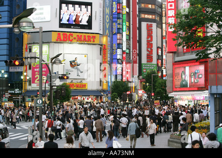 JPN Giappone Tokyo Shinjuku distretto dello shopping e del divertimento area a Shinkuju Dori Street Foto Stock