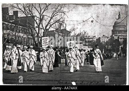 Suffragettes marciando su Pennsylvania Avenue a Washington DC il 3 marzo 1913 Foto Stock