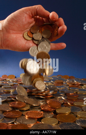 Versando il denaro da una mano Foto Stock