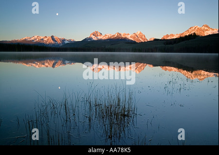 Sunrise riflessione di mouontains a dente di sega Foto Stock