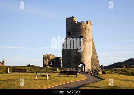 Xiii secolo Aberystwyth Castle rovina con resti di Porth Newydd o porta di nuovo sul punto di Castello Aberystwyth Ceredigion il Galles Centrale Foto Stock