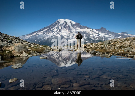 Alta altitudine escursionista su Mt. Rainier Foto Stock