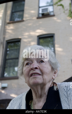 Novantadue anni polacco donna americana attiva fisicamente e mentalmente nel suo cortile in Brooklyn New York MR Foto Stock