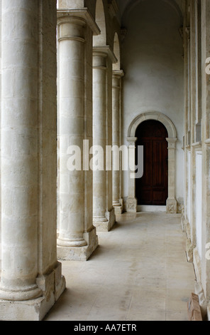 Corridoio ad archi con colonne che conduce a una porta Foto Stock