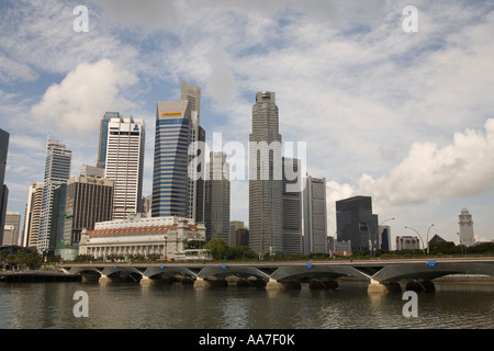 La città di Singapore ASIA può guardare attraverso il Fiume Singapore verso il ponte di Anderson e il Fullerton Hotel Foto Stock