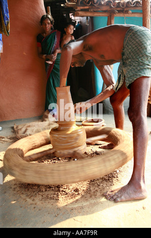 Fare pentole in un villaggio vicino a Rayagada, Orissa, India Foto Stock