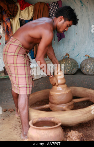 Fare pentole in un villaggio vicino a Rayagada, Orissa, India Foto Stock