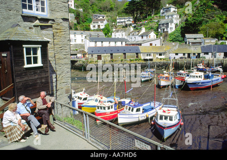 Polperro villaggio di pescatori del porto, Cornwall Inghilterra, Regno Unito. L'estate. Foto Stock