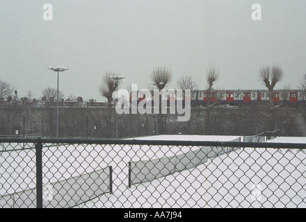 Neve in inverno sui campi da tennis a Wimbledon Park South West London Inghilterra England Foto Stock