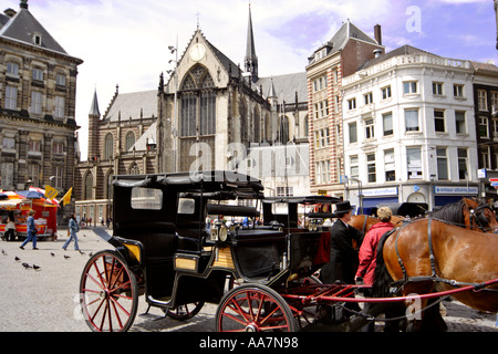 Tradizionale cavallo carrello Piazza Dam con la Nieuwe Kerk in background Amsterdam Olanda Foto Stock